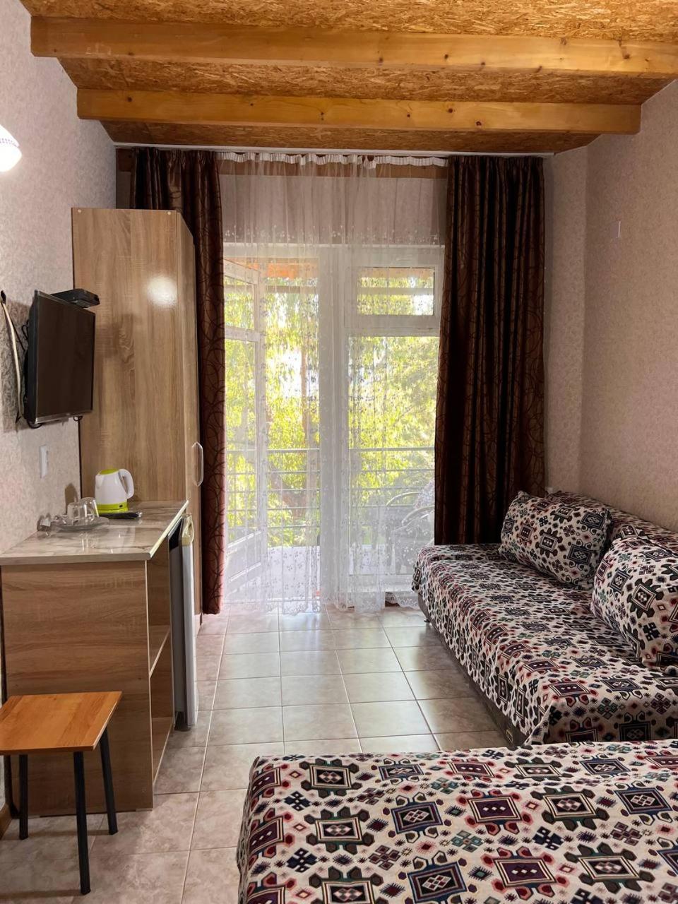 Podsolnukhi Guest House โชลปอน-อาตา ภายนอก รูปภาพ