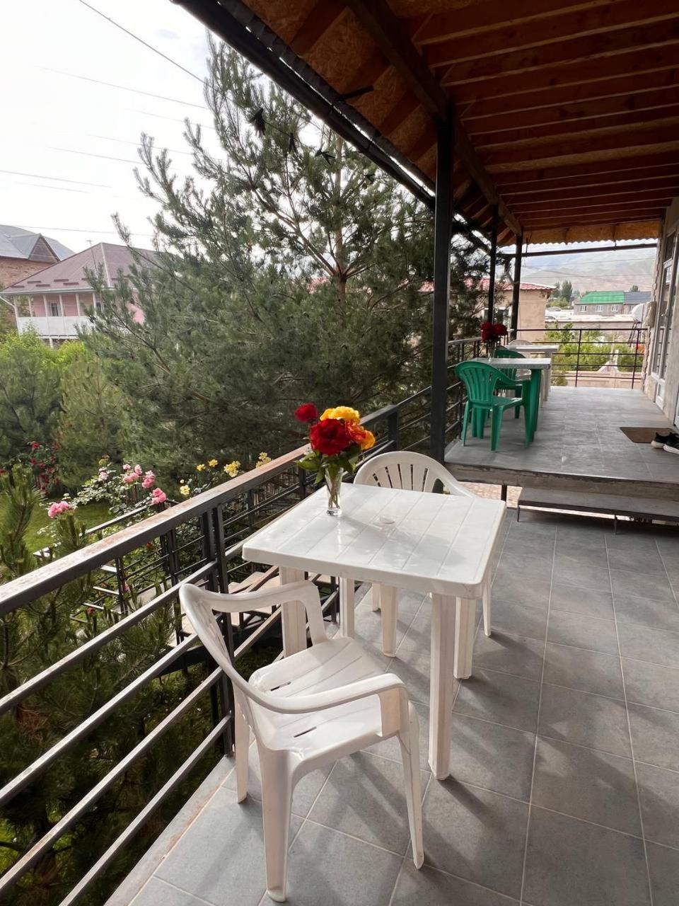 Podsolnukhi Guest House โชลปอน-อาตา ภายนอก รูปภาพ